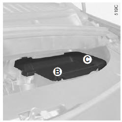 Renault Modus. Remontage des caches de la batterie